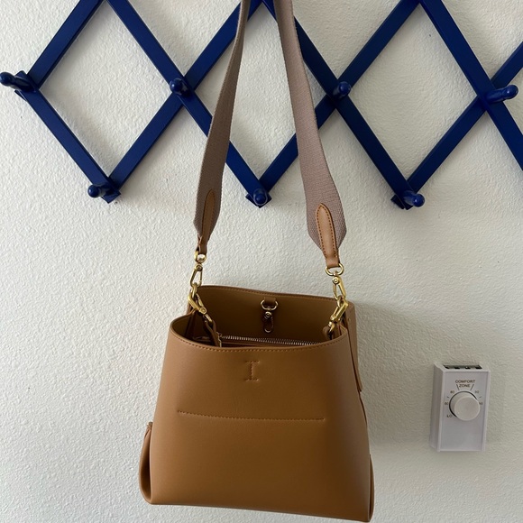 Cutie, versatile faux leather purse! - Picture 2 of 4